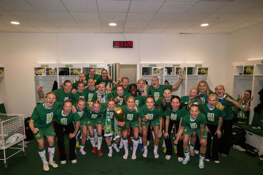 Hammarbys spelare jublar med pokalen i omklädningsrummet