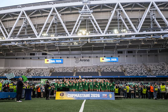 Hammarbys spelare jublar med pokalen