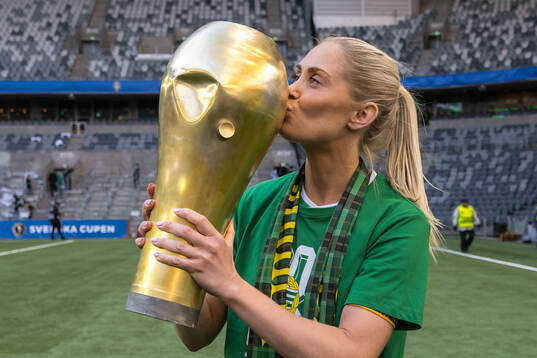 Hammarbys Alice Carlsson jublar med pokalen