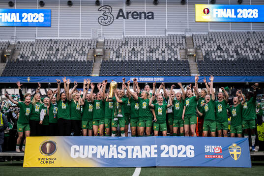 Hammarbys spelare jublar med pokalen