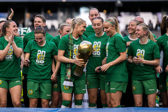 Hammarbys Alice Carlsson och Stina Lennartsson  jublar med