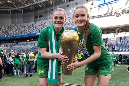 Hammarbys Sofia Reidy  och Svea Rehnberg jublar med pokalen
