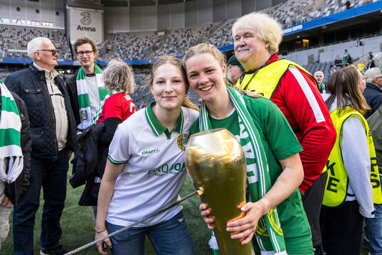 Hammarbys Hannah Sjödahl jublar med pokalen