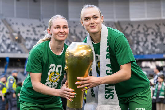 Hammarbys Emilie Joramo och Elin Sørum jublar med pokalen