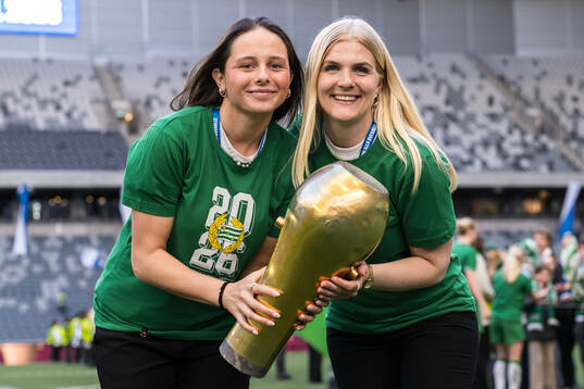 Hammarbys Stella Maiquez och Emma Holmgren jublar med