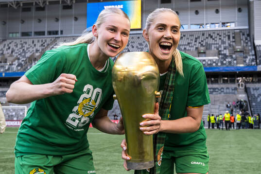 Hammarbys Emilie Joramo och Alice Carlsson jublar med