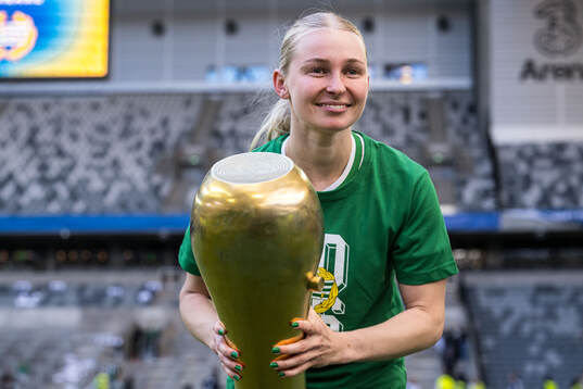 Hammarbys Emilie Joramo jublar med pokalen