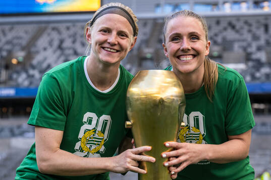 Hammarbys Madison Pogarch och Gudrun Arnardottir jublar med