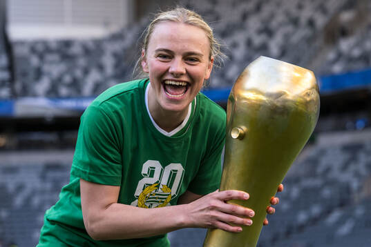Hammarbys Mari Nyhagen jublar med pokalen