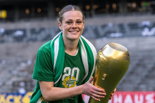 Hammarbys Sofia Reidy jublar med pokalen