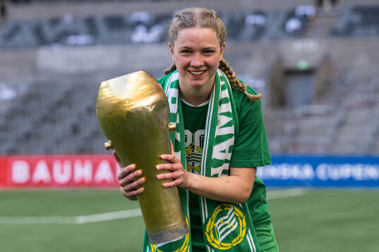 Hammarbys Hannah Sjödahl jublar med pokalen