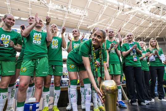 Hammarbys Alice Carlsson jublar med pokalen