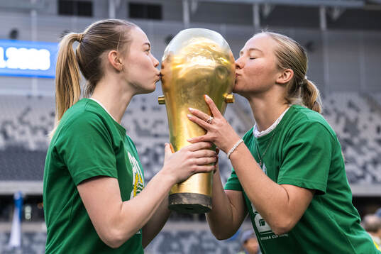 Hammarbys Bea Sprung jublar med pokalen