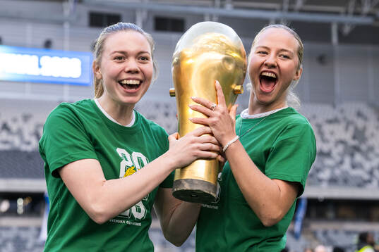 Hammarbys Bea Sprung jublar med pokalen