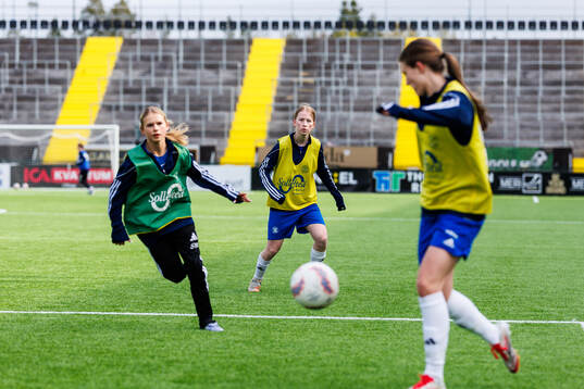 Ungdomar tränar