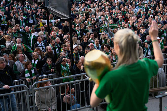 Hammarbys Alice Carlsson framför supportrar