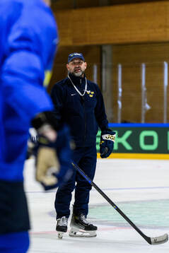 Assistant coach Anders Sörensen of Sweden at a practice