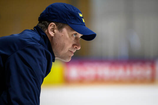 Head coach Sam Hallam of Sweden at a practice session
