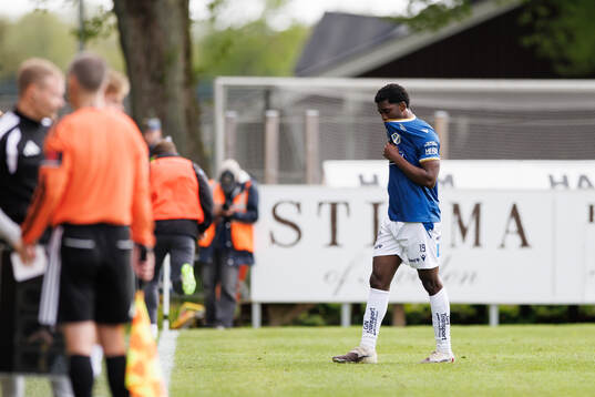 Halmstads Koudou Marvin Axel Illary lämnar planen skadad