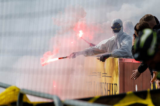Elfsborgs supportrar med bengaler