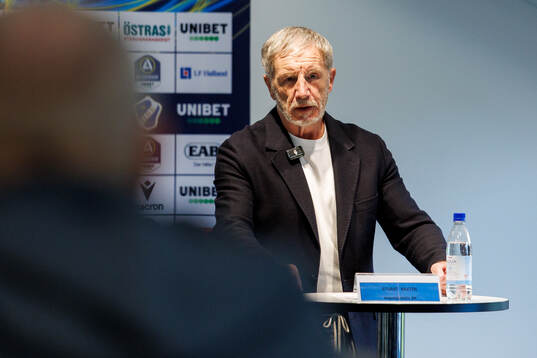 Halmstads tränare Stuart Baxter på presskonferensen