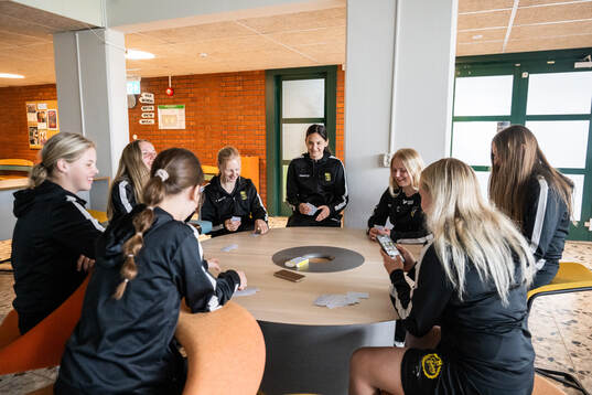 Flickor från Västergötlands distrikt spelar kort