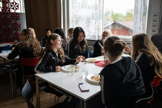 Flickor från Västergötlands distrikt äter lunch