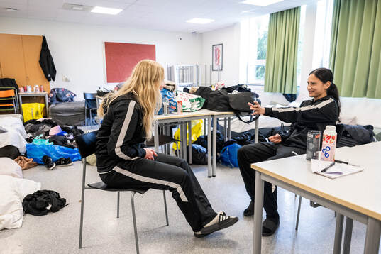 Flickor från Västergötlands distrikt umgås i sin sovsal