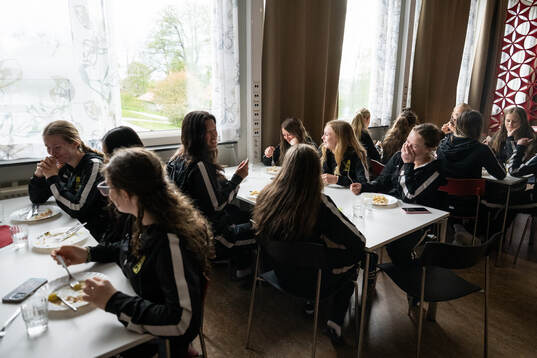 Flickor från Västergötlands distrikt äter lunch