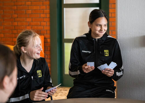 Flickor från Västergötlands distrikt spelar kort