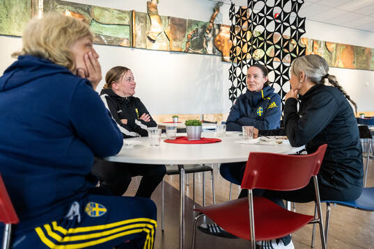 Instruktörer från Svenska Fotbollsförbundet och ledare