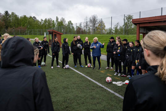 En instruktör från Svenska Fotbollsförbundet pratar med