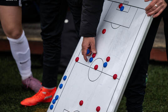 En ledare från Västergötlands distrikt instruerar med