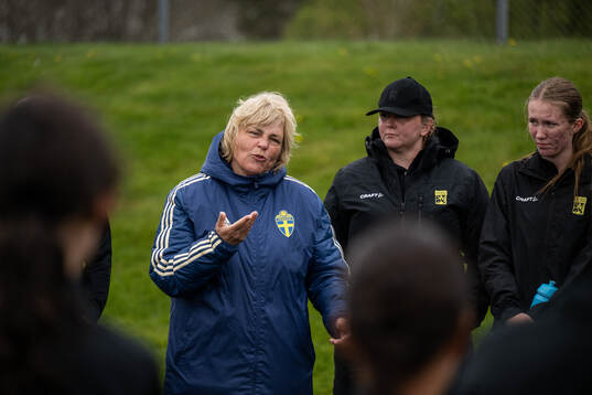 En instruktör från Svenska Fotbollsförbundet pratar med