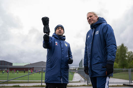 En instruktör från Svenska Fotbollsförbundet pratar med