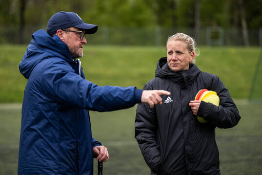 En instruktör från Svenska fotbollsförbundet pratar med