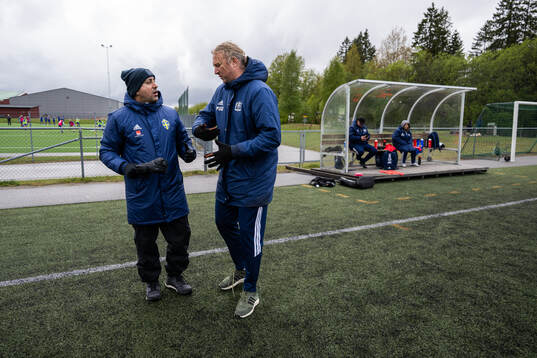 En instruktör från Svenska Fotbollsförbundet pratar med