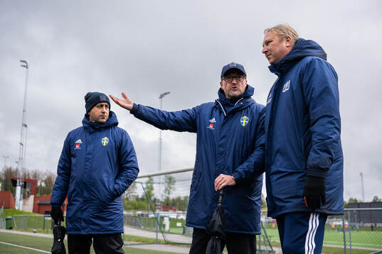 Instruktörer från Svenska Fotbollsförbundet pratar med
