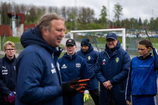 En instruktör från Svenska fotbollsförbundet lyssnar på