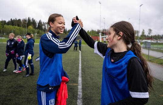 Spelare från Gotlands distrikt gör high five