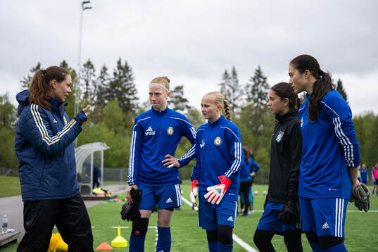 En målvaktsinstruktör Svenska Fotbollsförbundet, pratar