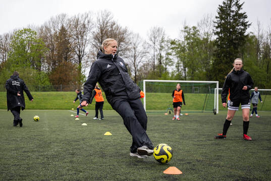 En ledare sparkar in en boll