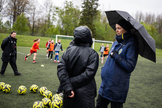 En ledare pratar med en instruktör från Svenska