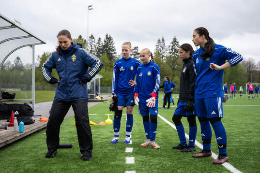 En målvaktsinstruktör Svenska Fotbollsförbundet, pratar