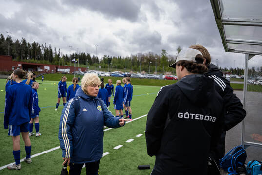 En instruktör från Svenska Fotbollsförbundet pratar med