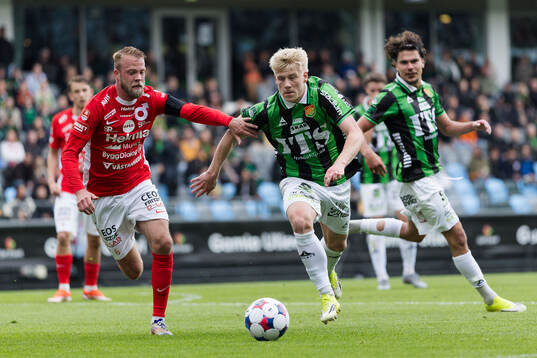 Degerfors Daniel Sundgren och GAISs Robert Frosti