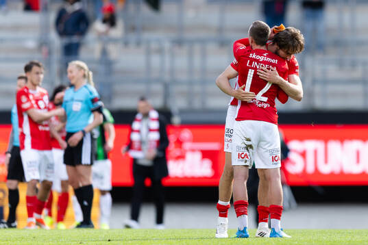 Degerfors Erik Lindell och Juhani Pikkarainen kramar om