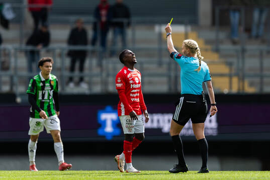 Degerfors Nahom Netabay får en varning av domare Tess