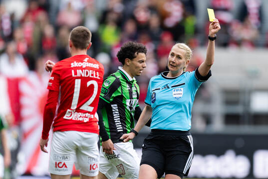 Degerfors Erik Lindell får en varning av domare Tess
