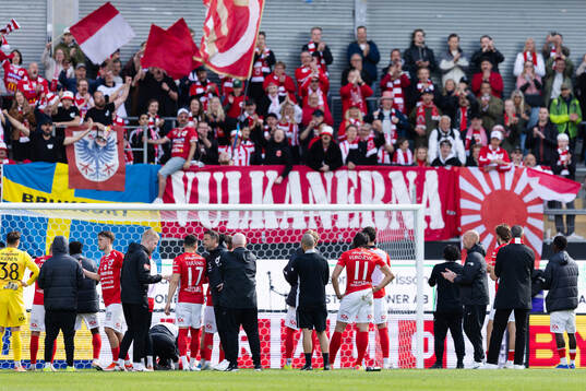 Degerfors spelare tackar sina supportrar